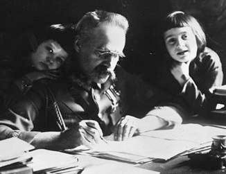 Józef Piłsudski mit seinen Töchtern Wanda (rechts) und Jadwiga