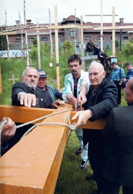 Kazimierz Świtoń (links im Bild) mit seinen Unterstützern beim Aufstellen eines weiteren Kreuzes in der ehem. Kiesgrube am KL Auschwitz im Sommer 1998. 