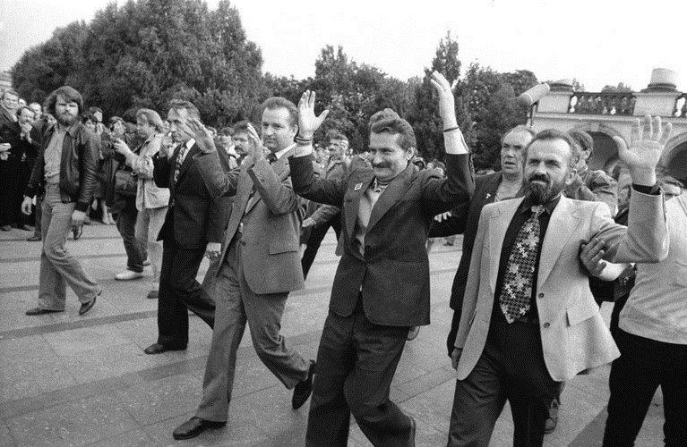 Eintracht die nicht lange währte. Kazimierz Świtoń, Lech Wałęsa, Marian Jurczyk und Tadeusz Mazowiecki (von rechts) am 24. Septembner 1980 vor dem Grabmal des Unbekannten Soldaten auf dem Warschauer Siegesplatz nach dem sie den Anrtag auf Zulassung der Gewerkachaft Solidarnośc beim Warschauer Woiwodschaftsgeicht eingereicht haben. 