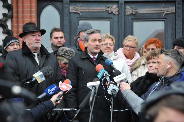 Biedroń belagert von den Medien nach der Wahlentscheidung im November 2014 
