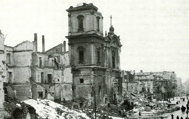 Die Hl. Kreuz-Kirche 1945. 