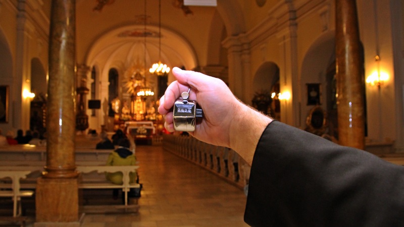 Wer am Ende der Messe die Kirche verlieβ, wurde am Ausgang mit einem Klick erfasst.