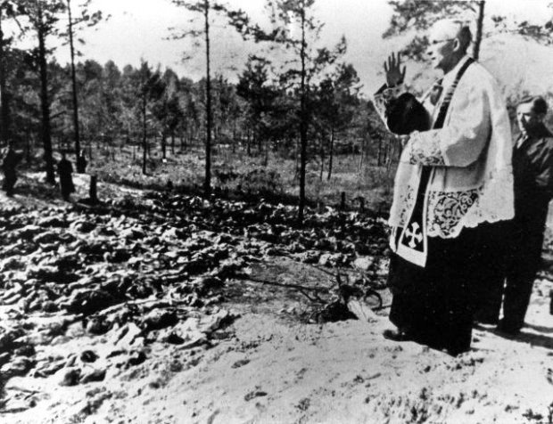 Ein Pfarrer segnet die von den Sowjets in Katyń b. Smolensk ermordeten polnischen Offiziere während der von den Deutschen angeordneten Exhumierungen im Frühjahr 1943.