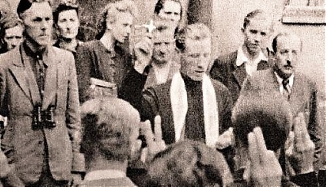 Ein Pfarrer nimmt den Warschauer Aufsändischen im August 1944 den Eid ab.