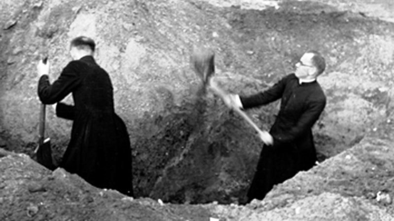 Die Kirche hat das Schicksal der Nation uneingeschränkt geteilt. Daher rührt ihr Ansehen. Pfarren helfen beim Ausgeben von Laufgräben währen der Verteidigung Warschaus im September 1939.