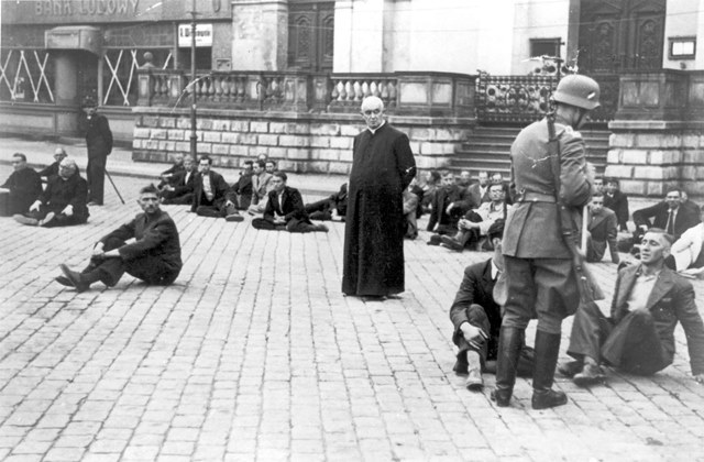 PFarrer warten in Bydgoszcz/Bromberg im September 1939 auf Ihre Erschiessung zusammen mit anderen polnischen Geiseln.