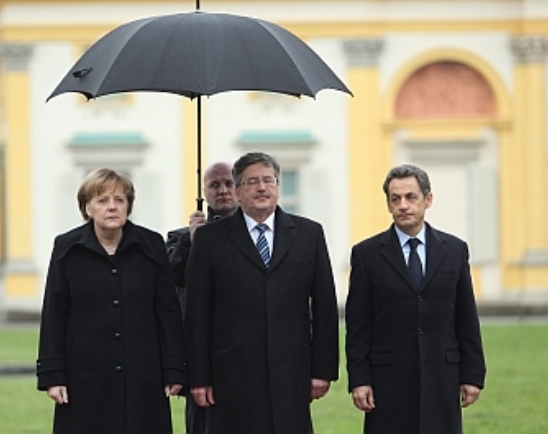 Bronisław Komorowskis Komorowskis Patzer und Fehlschläge. Frankreichs Staatspräsident im Regen stehen gelassen.
