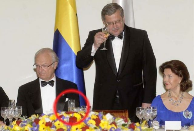 Schwedens Königin Silvia das Glas weggenommen. Warschau 8. Mai 2011.