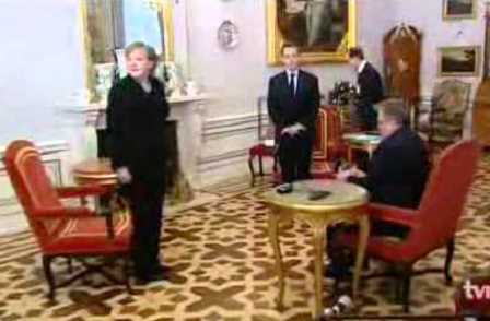 Gäste stehen, der Gastgeber sitzt. Warschau 7. Februar 2011.