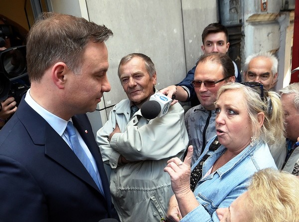 Von den wichtigsten Medien verschwiegen oder als der "Kaczyńskis Pappkamerad' geschmäht, musste Duda alles auf den Direkten Kontant mit den Wählern setzten.