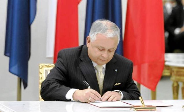 Staatspräsidente Lech Kaczyński unterschreibt am 10. Oktober 2009 den Lissabonner Vertrag. 