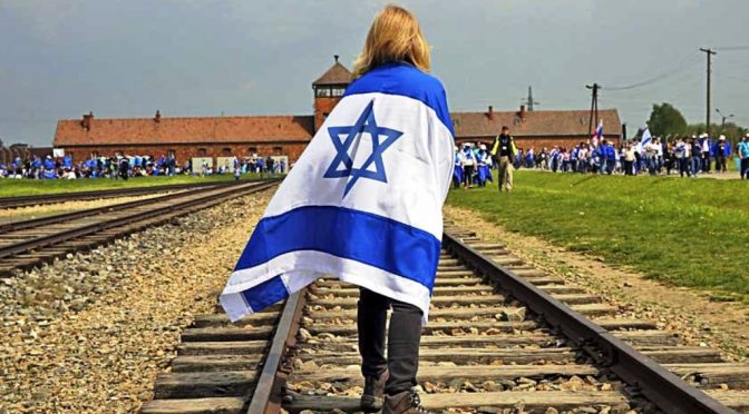 Junge Juden schauen auf Polen…